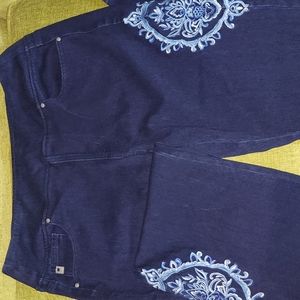 NWOT Belle by Kim Gravel embroidered jeans
